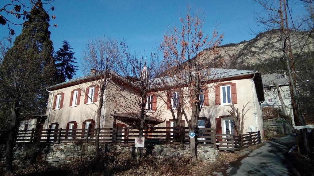 B&B / Chambre d'hôtes Maison familiale des Gueyniers 1 impasse de l'ardoisière quartier des magnans 04850 Jausiers