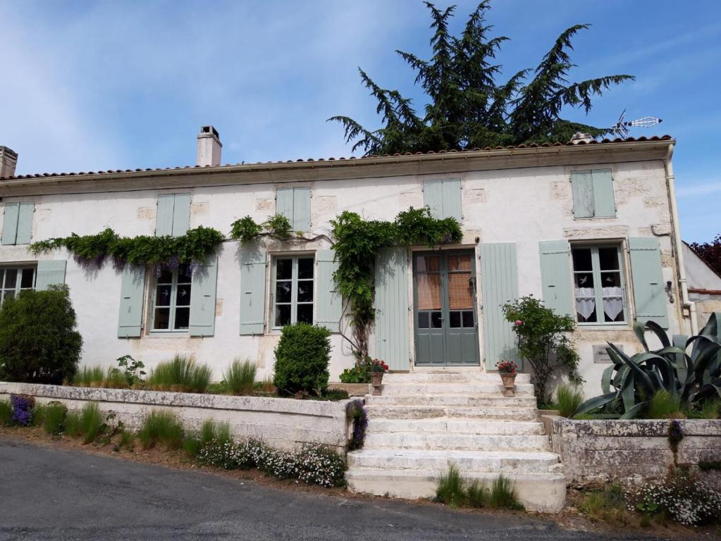 B&B / Chambre d'hôtes Maison Lépie 2 rue de l'église 17250 Beurlay