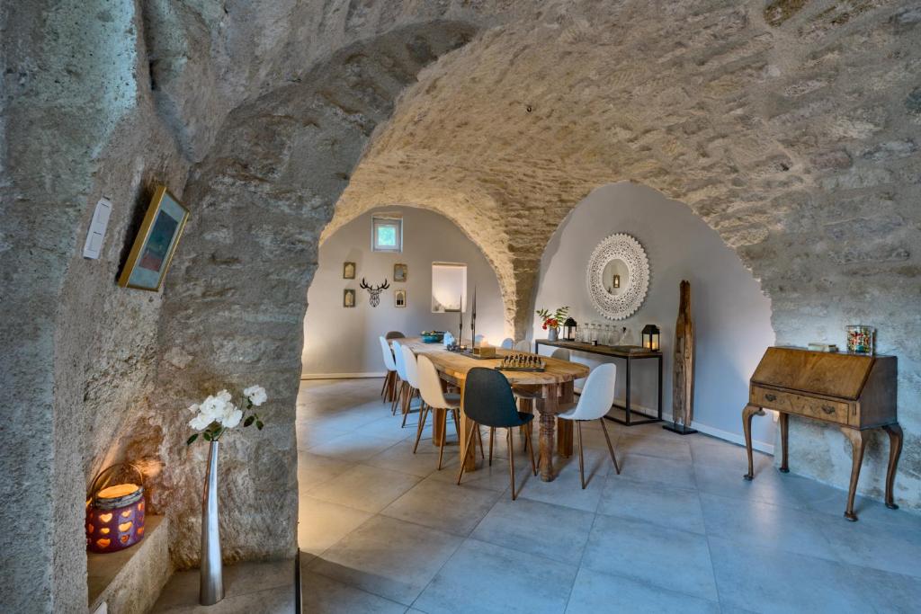 B&B / Chambre d'hôtes Maison Lou Roucas 8 Rue des Vaudois 84240 Cabrières-dʼAigues