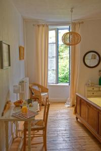 B&B / Chambre d'hôtes Maison Rives - Village du Livre de Montolieu 2 rue de St Denis 11170 Montolieu Languedoc-Roussillon