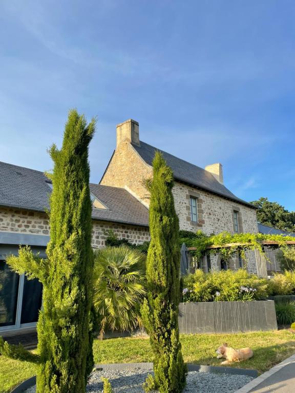 B&B / Chambre d'hôtes Manoir de la Nogrie - Chambre de charme 2 à 4 personnes - Piscine chauffée sur domaine 5 étoiles 14 Rue de la Nogrie 35450 Val-dʼIzé