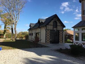 B&B / Chambre d'hôtes Manoir des Logis 33 grande allée des Logis 72530 Yvré-lʼÉvêque Pays de la Loire