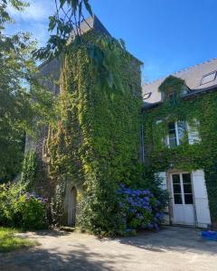 MANOIR DU VAU D ARZ gîtes et chambres d hôtes avec piscine