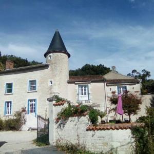 B&B / Chambre d'hôtes Manoir Le Cristal - Pour une halte , le travail ou visiter le Futuroscope à prix réduit 14, Impasse de la pérriere 86490 Beaumont -1