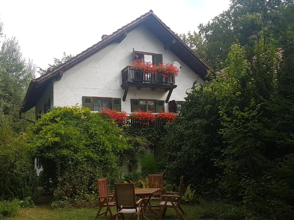 B&B / Chambre d'hôtes Martina's Place Bed & Breakfast Sommerkellerweg 4 82401 Rottenbuch