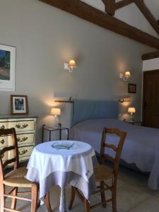 B&B / Chambre d'hôtes Mas d'Auzières mas d'Auzières Route de Fourques 30800 Saint-Gilles Languedoc-Roussillon