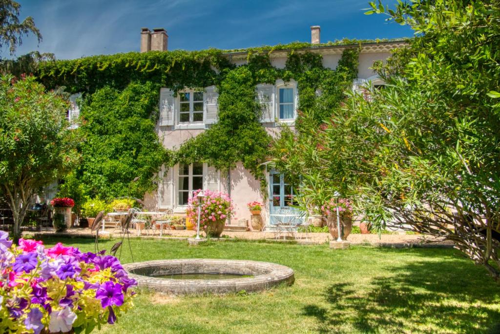 B&B / Chambre d'hôtes Mas d'Escattes 34 Allée du Mas d'Escattes 30000 Nîmes