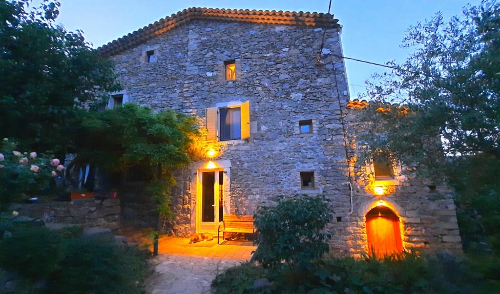 Mas de Boissière - Chambres d'hôtes avec piscine et jacuzzi Le Pouget, 30170 Cros
