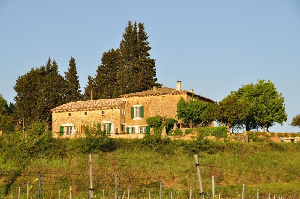 B&B / Chambre d'hôtes Mas Les Escourtades Chambres d'hôtes Chemin de Roman 30630 Cornillon