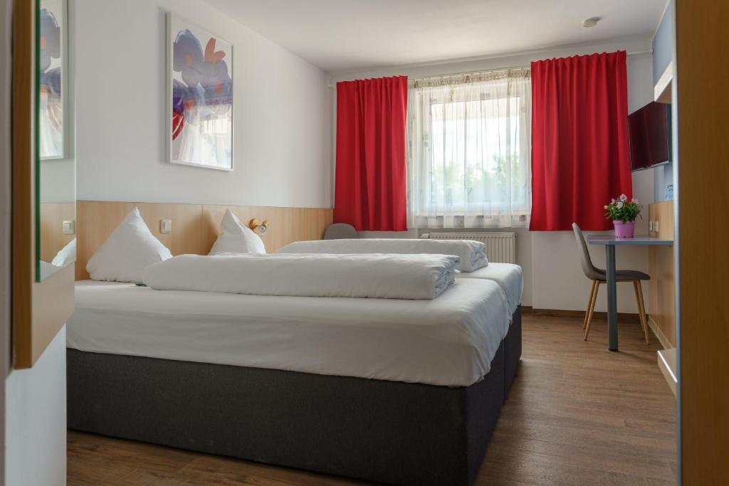 B&B / Chambre d'hôtes Motel Drei König- Ihr Transithotel Gottlob-Armbrust-Str. 3 71296 Heimsheim