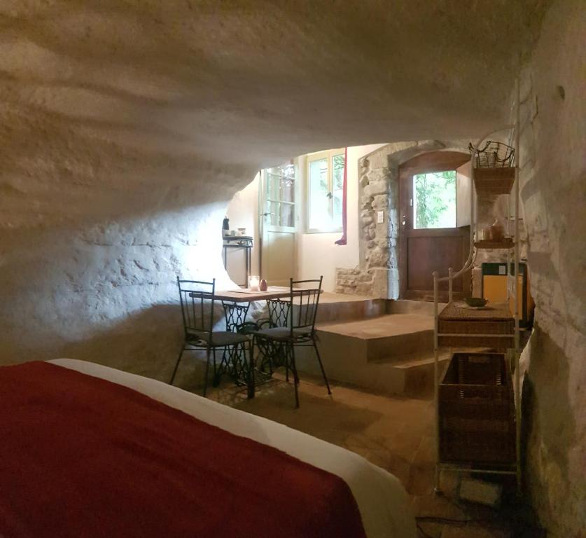 B&B / Chambre d'hôtes Moulin de Bonfilhon 23 Sentier de la Touloubre 13250 Cornillon-Confoux