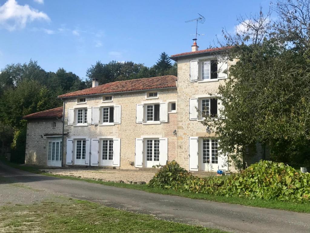 B&B / Chambre d'hôtes Moulin sous la Vergne Moulin sous la Vergne 8 Route des Moulins 16700 Nanteuil-en-Vallée