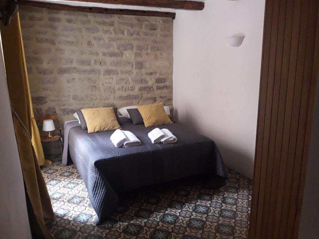 B&B / Chambre d'hôtes Nezignan paradisio 6 Rue Autour du Château 34120 Nézignan-lʼÉvêque