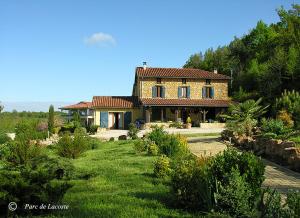 B&B / Chambre d'hôtes Parc Lacoste LACOSTE ROUTE DE BOULOGNE 31800 Saint-Marcet Midi-Pyrénées