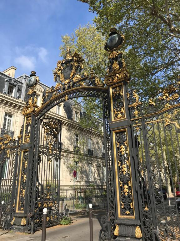 B&B / Chambre d'hôtes Parc Monceau 30 Avenue de MESSINE. 75008 Paris