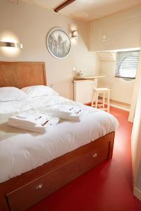 B&B / Chambre d'hôtes Péniche Daphné's Quai de l'île - 25 rue Marcel Martin 95430 Auvers-sur-Oise Île-de-France