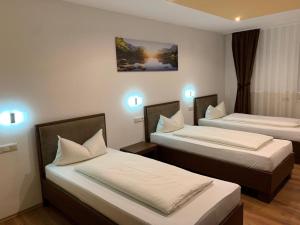 B&B / Chambre d'hôtes Pension Leona Ludwig-Pfeuffer-Ring 2 97232 Giebelstadt Bavière