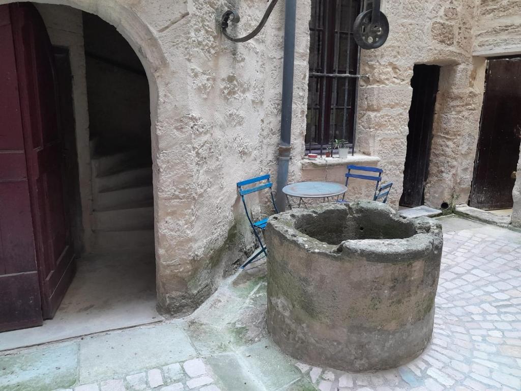 B&B / Chambre d'hôtes Petit cocon en plein centre historique d'Uzès - Place aux herbes en zone piétonnière 2ème étage porte droite 28 Place aux Herbes 30700 Uzès