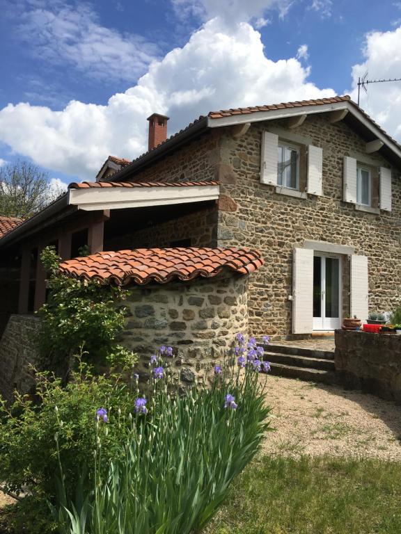 B&B / Chambre d'hôtes pierre de lune 955 route de Gimio 69590 Larajasse