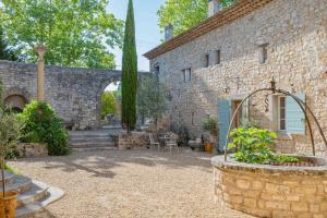 B&B / Chambre d'hôtes Prieuré Notre-Dame de Conil - 12e siècle Chemin de Tournefort 13840 Rognes Provence-Alpes-Côte d\'Azur