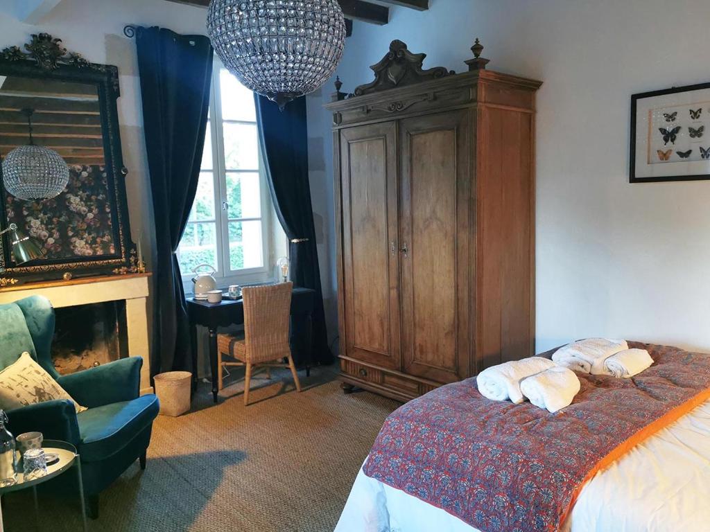 B&B / Chambre d'hôtes Quatre Chats sous un Pin Beaulieu 49350 Le Thoureil