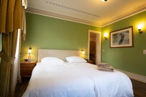 B&B / Chambre d'hôtes Residenz Weingut Schloss Reinhartshausen Hauptstraße 39 65346 Eltville Hesse