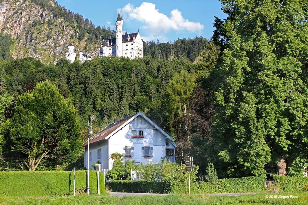 Romantic-Pension Albrecht - since 1901 Pfleger-Rothutweg 2, 87645  Hohenschwangau