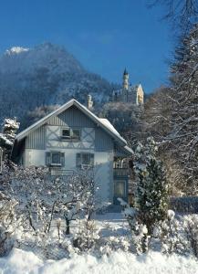 B&B / Chambre d'hôtes Romantic-Pension Albrecht - since 1901 Pfleger-Rothutweg 2 87645  Hohenschwangau Bavière