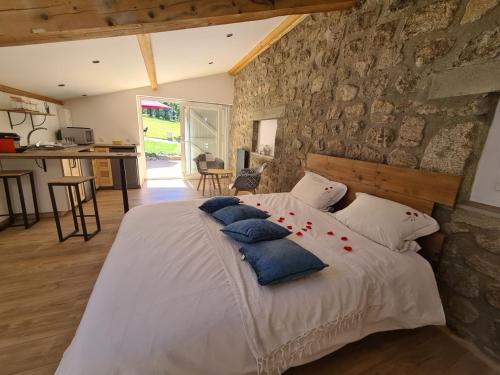 B&B / Chambre d'hôtes Room lover Les Chaizes Les Chaizes 43620 Saint-Romain-Lachalm Auvergne