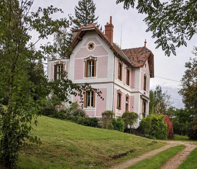 B&B / Chambre d'hôtes Strawberry Hill 4085 route Michel de Chaugy 71540 Chissey-en-Morvan