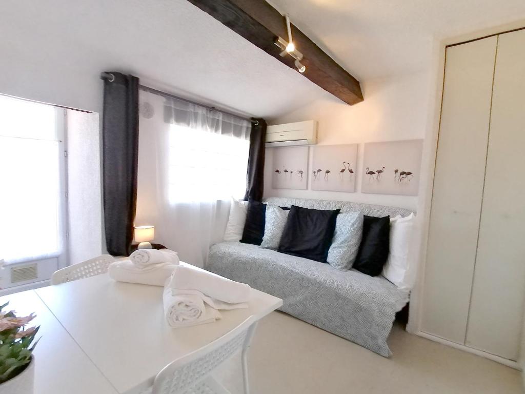 B&B / Chambre d'hôtes Studio Vieux-Port avec terrasse 4ème étage 76 Rue Grignan 13001 Marseille