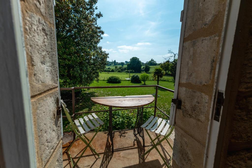 B&B / Chambre d'hôtes Suite campagnarde de 40 m2 avec vue sur les vignes au Château Camponac lieu dit camponac 33710 bourg sur gironde 33710 Samonac