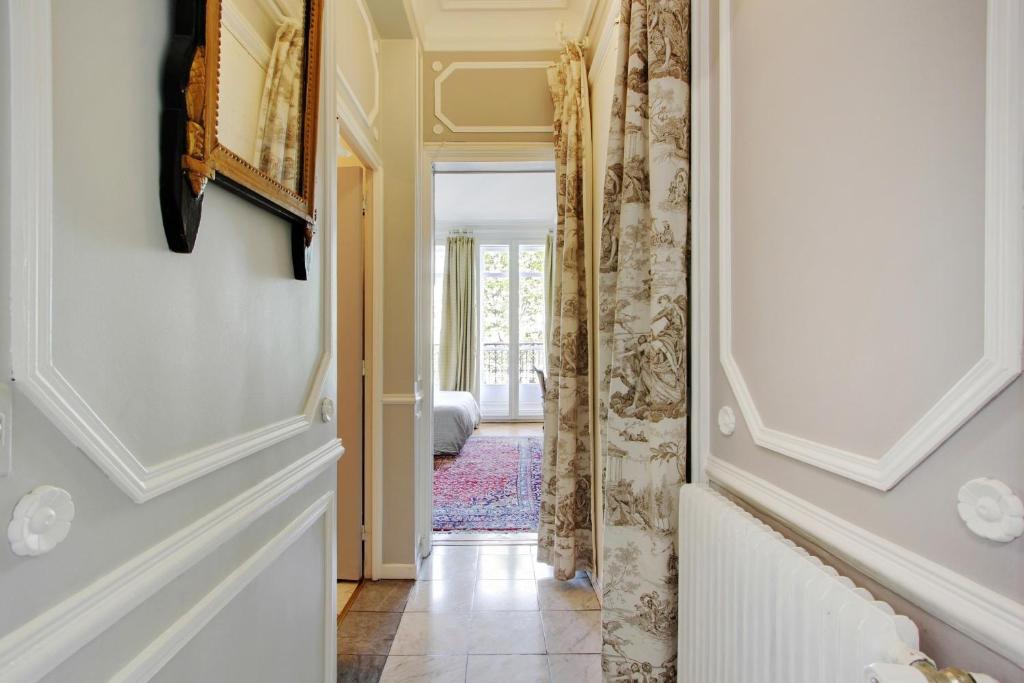 B&B / Chambre d'hôtes Suite junior avec balcon et vue sur Arc de Triomphe 2ème etage 19 Avenue de la Grande-Armée 75116 Paris