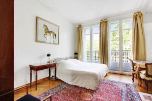 Suite junior avec balcon et vue sur Arc de Triomphe