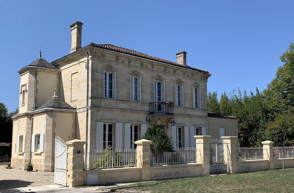 B&B / Chambre d'hôtes Suite privative 43 m² - Aile de maison bourgeoise 71 Rue Edmond Faulat 33440 Ambarès-et-Lagrave