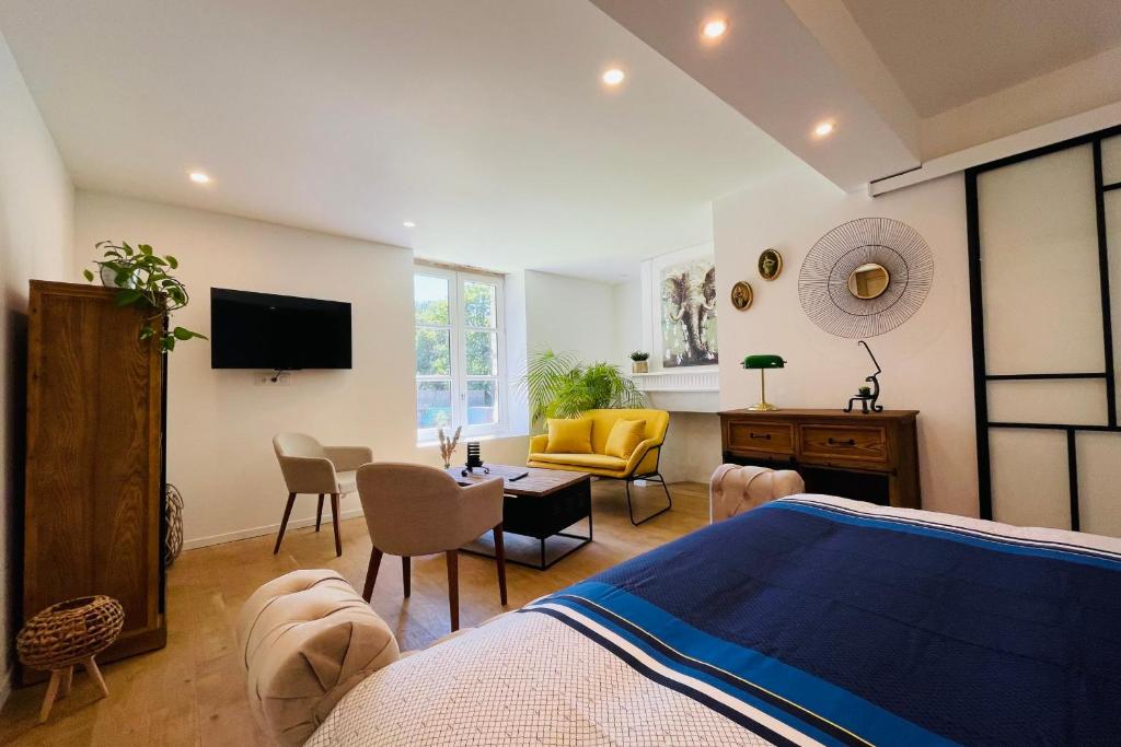 The Balzacienne Room in a charming mansion at the gates of Tours 39 rue de la Sagerie 37550 SAINT AVERTIN, 37550 Saint-Avertin