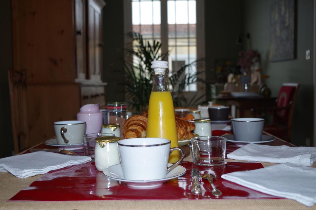 B&B / Chambre d'hôtes Tournefeuille La Cure Château Tournefeuille 33500 Néac