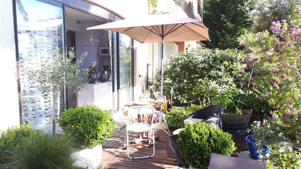 B&B / Chambre d'hôtes Une chambre pour femme 10 Place des Arcades 06250 Mougins