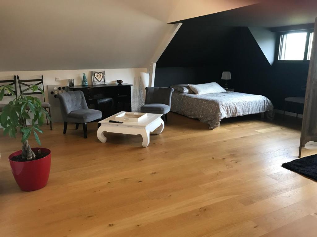 B&B / Chambre d'hôtes Vaste Chambre Privée proche du Centre de Rennes 30 Allée Simone Weil 35200 Rennes