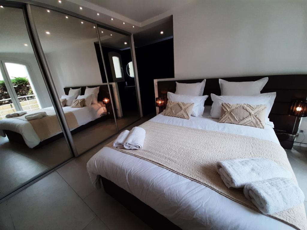 B&B / Chambre d'hôtes VILLA RASOA chambre miroir 13 Rue du Carignan CAP D AGDE 34300 Le Cap d\'Agde