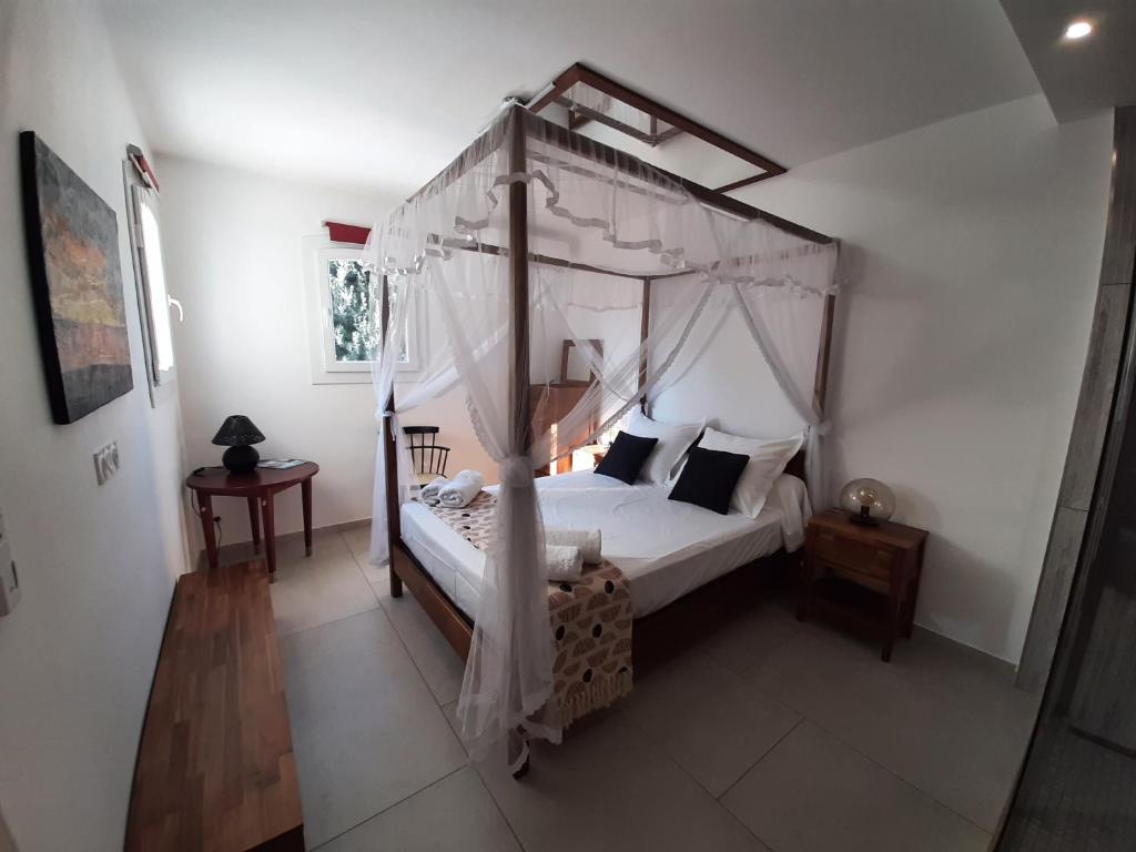 B&B / Chambre d'hôtes VILLA RASOA chambre NOSY BE 13 Rue du Carignan Cap D'Age 34300 Le Cap d\'Agde