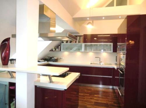 Voll ausgestattetes Penthouse-Zimmer mit Bad