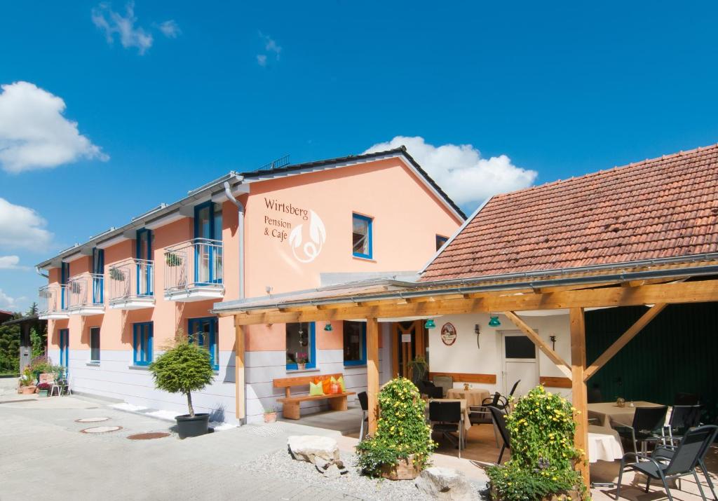 B&B / Chambre d'hôtes Wirtsberg Pension & Cafe 1b Kirchstraße 85386 Günzenhausen