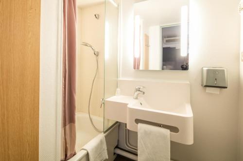 Hôtel B&B HOTEL Grenoble Université Zone d'Activité de Mayencin 3 allée du Pérou Gières
