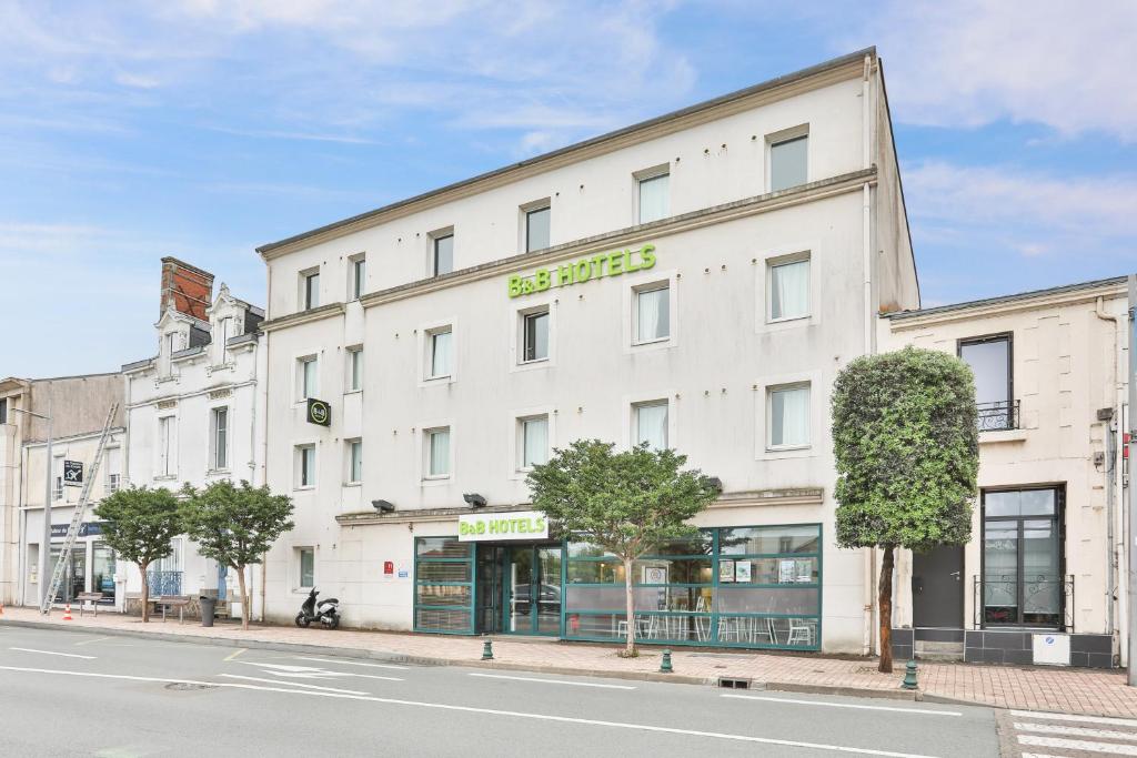 Hôtel B&B HOTEL Les Sables-d'Olonne Centre Gare 44 avenue Georges Pompidou (anciennement 44, avenue du Général De Gaulle), 85100 Les Sables dʼOlonne