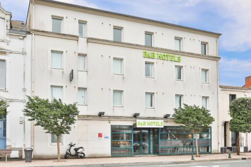 Hôtel B&B HOTEL Les Sables-d'Olonne Centre Gare 44 avenue Georges Pompidou (anciennement 44, avenue du Général De Gaulle) Les Sables dʼOlonne