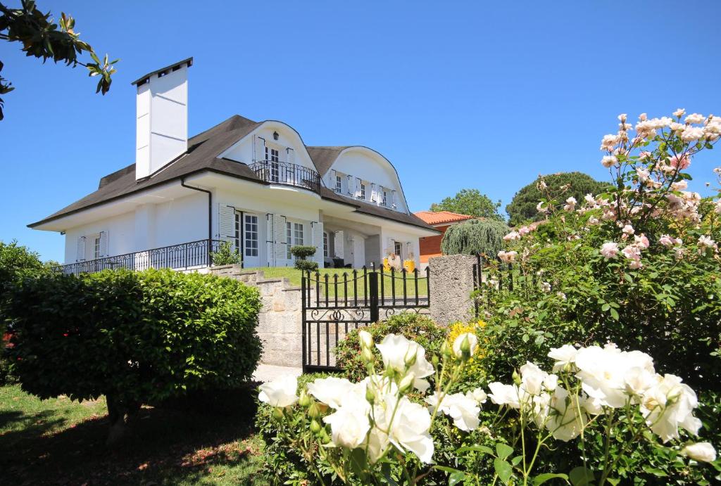 B&B / Chambre d'hôtes B&B Villa Branca Barreiros AL98139 208 Avenida Nossa Senhora das Angústias, 4720-012 Barreiros
