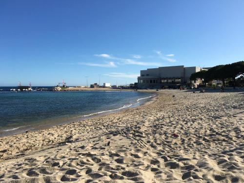 Bandol, vue panoramique sur la mer, la plage, le port Bandol france