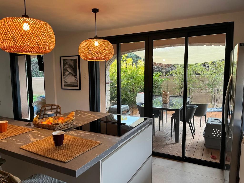 Villa Bas de villa 1ch 4p avec Jardin Terrasse en bois ombragée Barbecue 6 Rue Marius Reynaud, 83260 La Crau