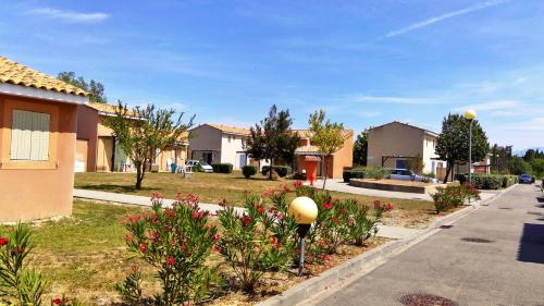 Village vacances Bastides et Villas indépendantes Les Rives du Lac 640 Route de Pernes Saint-Saturnin-lès-Avignon